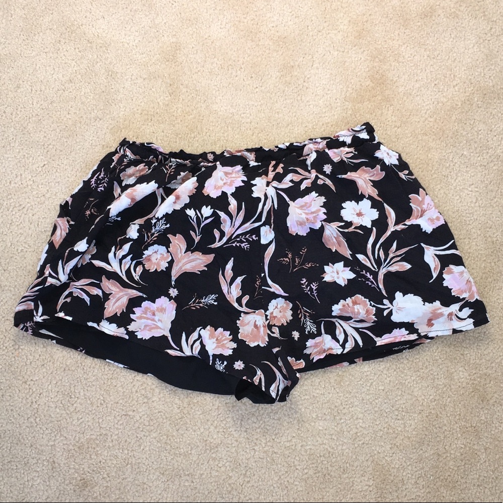 AMUSE SOCIETY large black/flower pattern shorts
